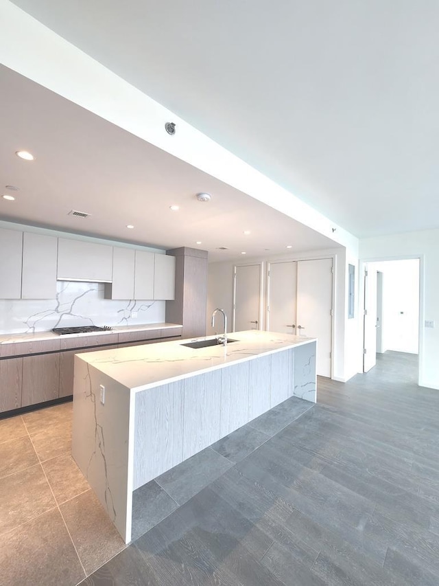 133-36 37th Ave Unit 8B, Flushing, NY 11354 - kitchen featuring a sink, modern cabinets, a large island, recessed lighting, and cooktop