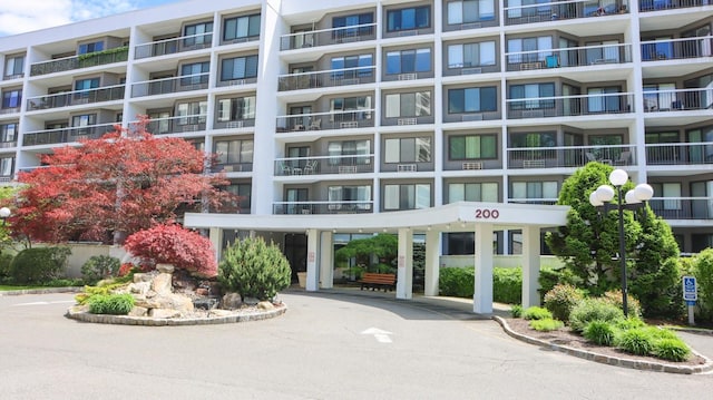 200 High Point Dr Unit 302, Hartsdale, NY 10530 - view of apartment building / complex