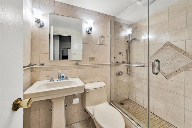 4705 Henry Hudson Pkwy W Unit 7F, Bronx, NY 10471 - full bathroom featuring tile walls, toilet, and a stall shower