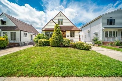 8140 268th St, Glen Oaks, NY 11004 - photo 1
