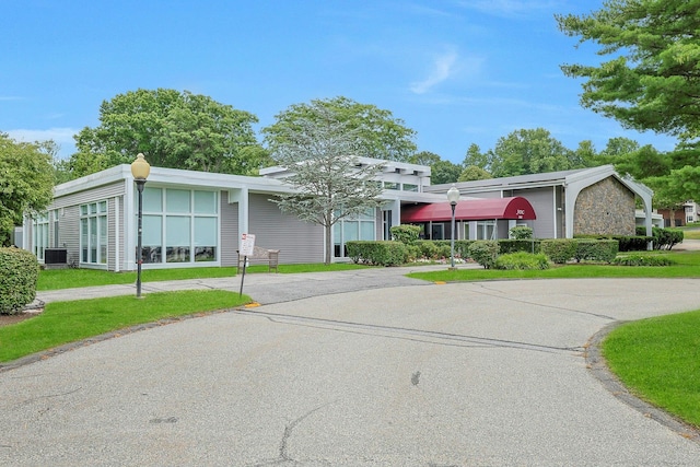 165 Carriage Ct Unit H, Yorktown Heights, NY 10598 - view of front of house with curved driveway