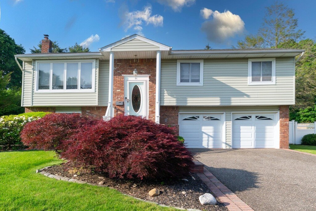 21 Pebble Pl, Commack, NY 11725 - photo 1