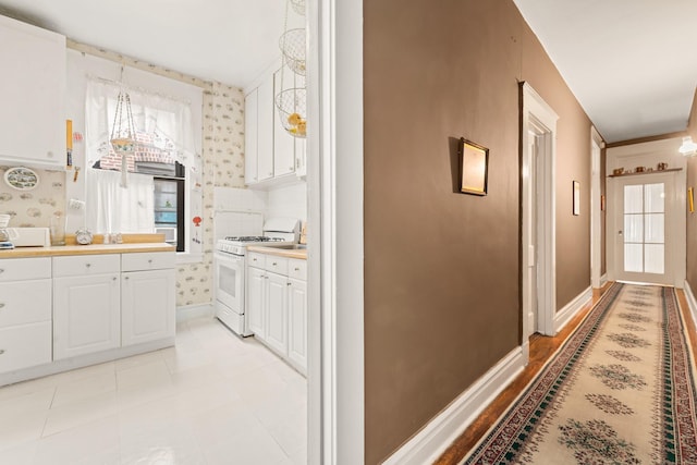 33-21 82nd St Unit 51, Jackson Heights, NY 11372 - hall with wallpapered walls and baseboards
