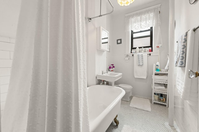 33-21 82nd St Unit 51, Jackson Heights, NY 11372 - bathroom featuring a freestanding bath, toilet, and tile patterned floors
