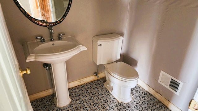28 Hynard Pl, Baldwin Place, NY 10505 - half bath featuring baseboards and toilet