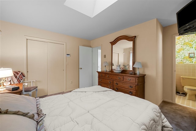16 Fairway Dr, Eldred, NY 12743 - bedroom with a closet, carpet floors, ensuite bath, and a skylight