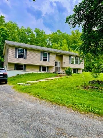 496 Minisink Tpke, Port Jervis, NY 12771 - bi-level home with a front yard