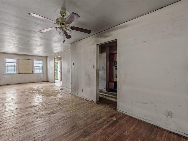 105-14 Van Wyck Expy, Richmond Hill S, NY 11419 - empty room featuring wood finished floors and a ceiling fan