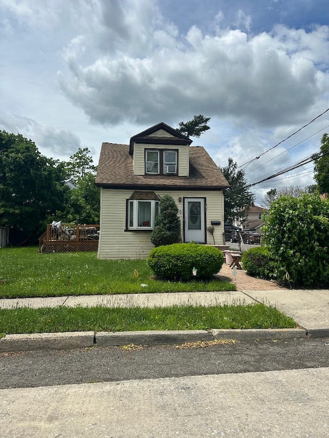 259 N Columbus Ave, Freeport, NY 11520 - bungalow-style house featuring a deck and a front yard