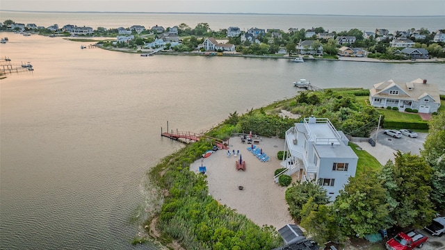 19 Cold Spring Ct, Southampton, NY 11968 - bird's eye view of a large body of water