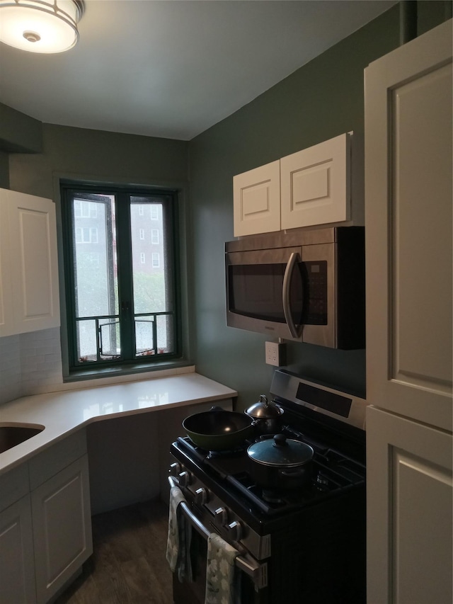 1920 Mcgraw Ave Unit 2G, Bronx, NY 10462 - kitchen with stainless steel appliances, dark wood finished floors, decorative backsplash, and light countertops