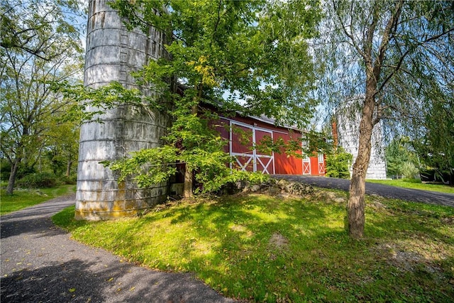 88 Prices Switch Rd, Warwick, NY 10990 - view of property exterior with a barn, asphalt driveway, an outbuilding, and a lawn