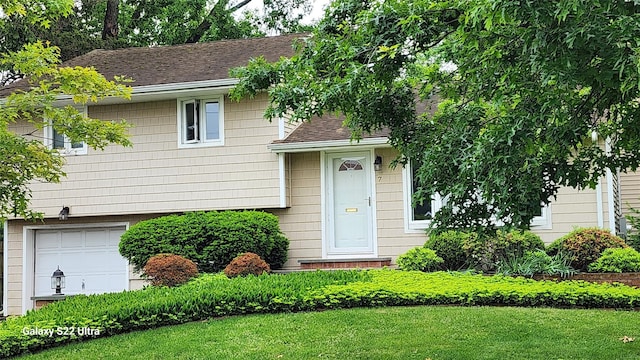 7 Knoll Ln, Jericho, NY 11753 - split level home featuring roof with shingles, a garage, and a front lawn