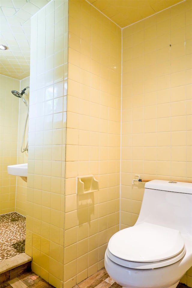 5428 65th Pl, Maspeth, NY 11378 - full bath featuring tile walls, tiled shower, and toilet
