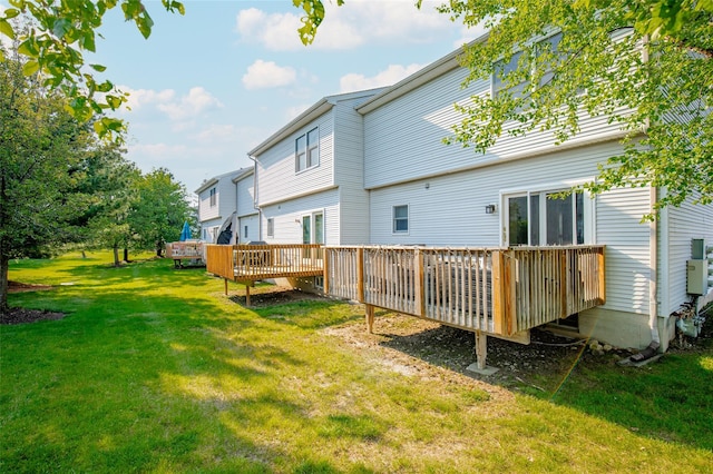 48 Zugibe Ct, West Haverstraw, NY 10993 - back of property featuring a deck and a yard