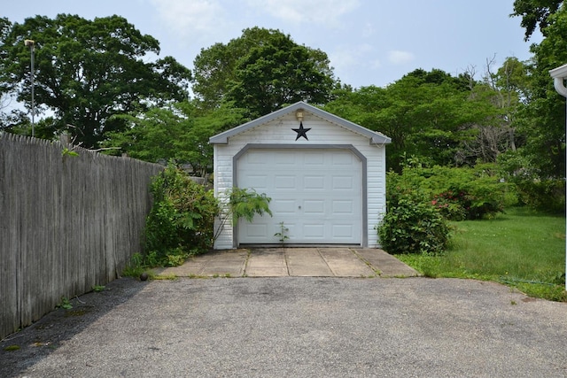 1578 N Thompson Dr, Bay Shore, NY 11706 - detached garage featuring asphalt driveway