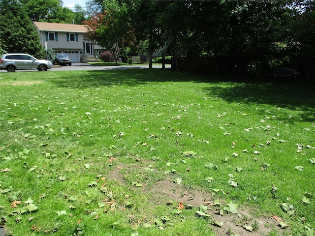 2 Van Wardt Pl, Tappan, NY 10983 - view of grassy yard featuring a garage