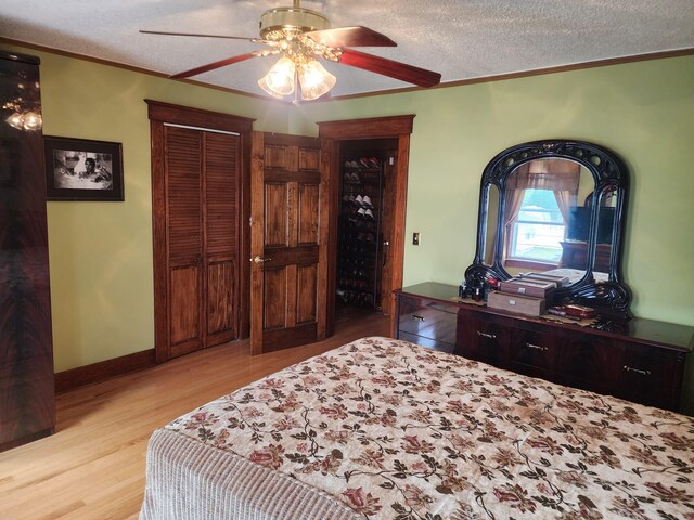 30 Royce Ave, Middletown, NY 10940 - bedroom with light wood-style floors, a textured ceiling, crown molding, a ceiling fan, and a closet