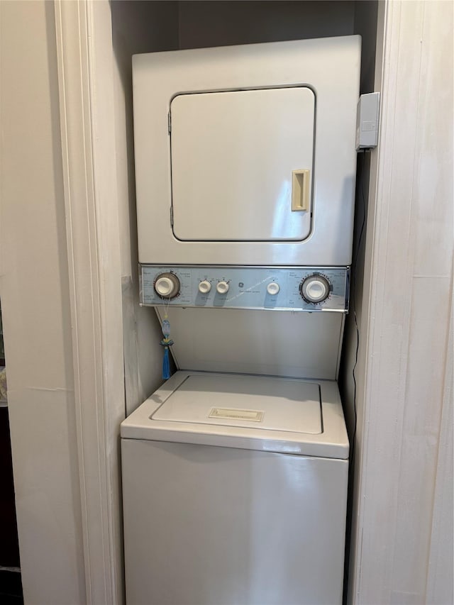 41-05 College Point Blvd Unit 3Fl, Flushing, NY 11355 - laundry room with stacked washing machine and dryer