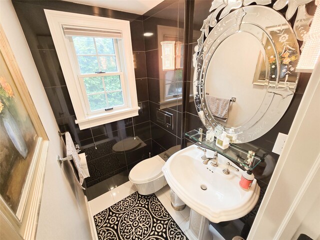 352 Mill Spring Rd, Manhasset, NY 11030 - full bath featuring a tile shower, a sink, tile patterned floors, and toilet