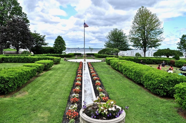 221 Middle Neck Rd Unit M-4, Great Neck, NY 11021 - view of property's community with a lawn