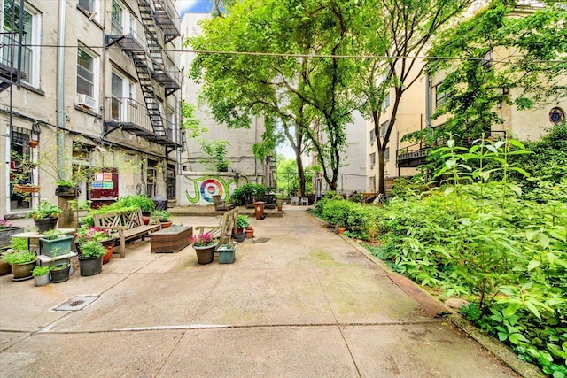 616 E 9th St Unit 2W, New York Manhattan, NY 10009 - view of home's community with a patio area