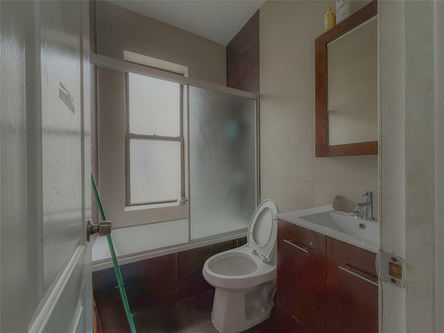 412 Newport St, Brooklyn, NY 11207 - full bath with tile walls, vanity, toilet, and tiled shower / bath
