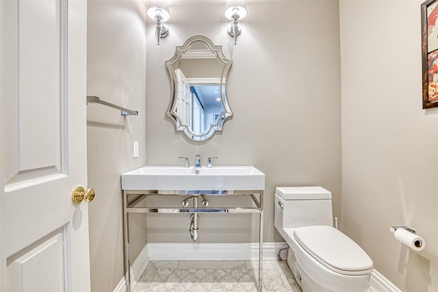 9 Stream Ct, Great Neck, NY 11024 - bathroom with baseboards and toilet