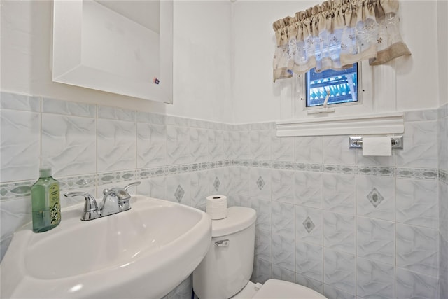 4614 Carpenter Ave, Bronx, NY 10470 - bathroom featuring a sink, toilet, and tile walls