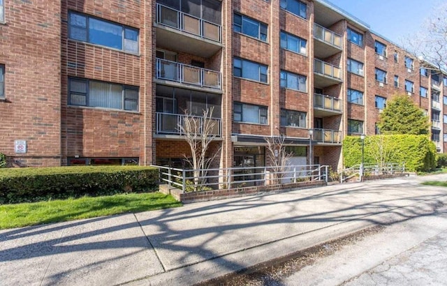100 Clinton Ave Unit 4T, Mineola, NY 11501 - view of apartment building / complex