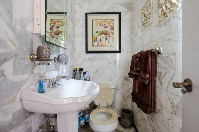 21AKA16 Larkspur Ln, Yonkers, NY 10704 - half bath with tile walls, toilet, and a sink