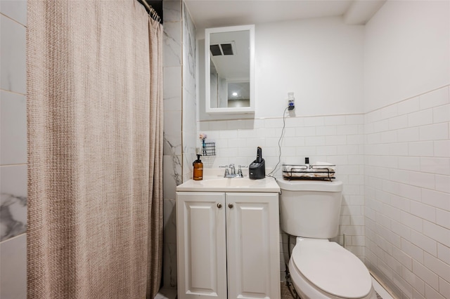 21AKA16 Larkspur Ln, Yonkers, NY 10704 - full bathroom with tile walls, toilet, vanity, and a shower with curtain