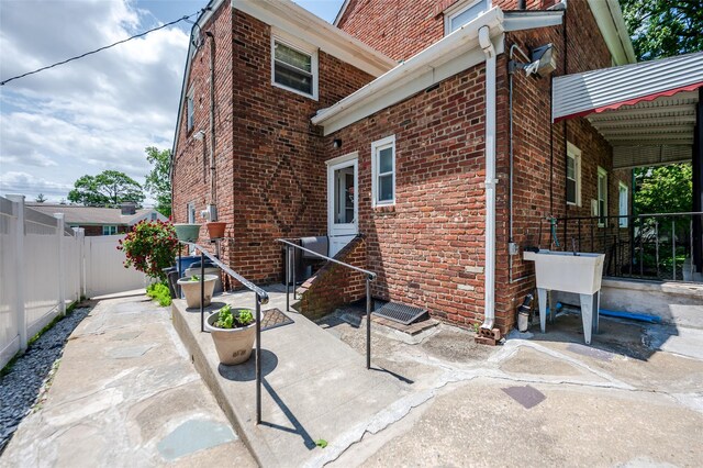 21AKA16 Larkspur Ln, Yonkers, NY 10704 - fenced backyard featuring a patio area