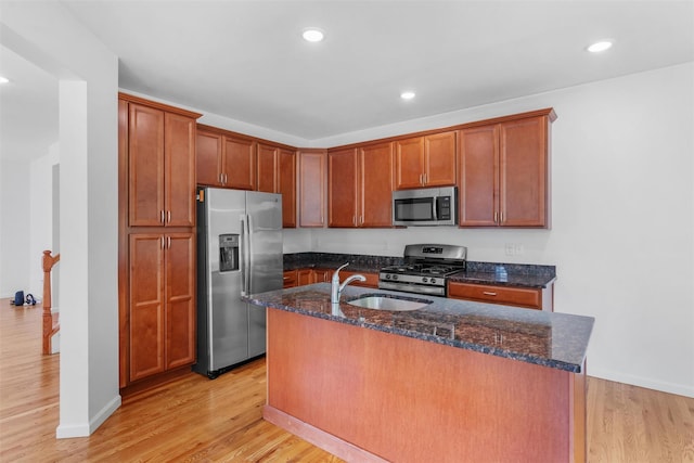 19 Woodrose Ct, Middletown, NY 10940 - kitchen with stainless steel appliances, a sink, light wood-style flooring, an island with sink, and dark stone counters
