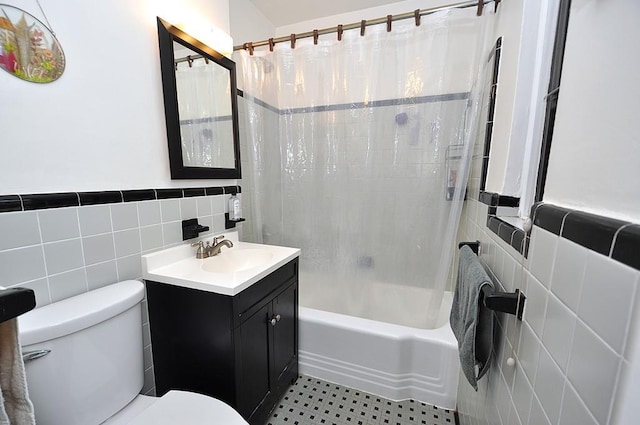 142 Garth Rd Unit 1A, Scarsdale, NY 10583 - bathroom featuring tile walls, toilet, vanity, shower / bath combo, and a wainscoted wall