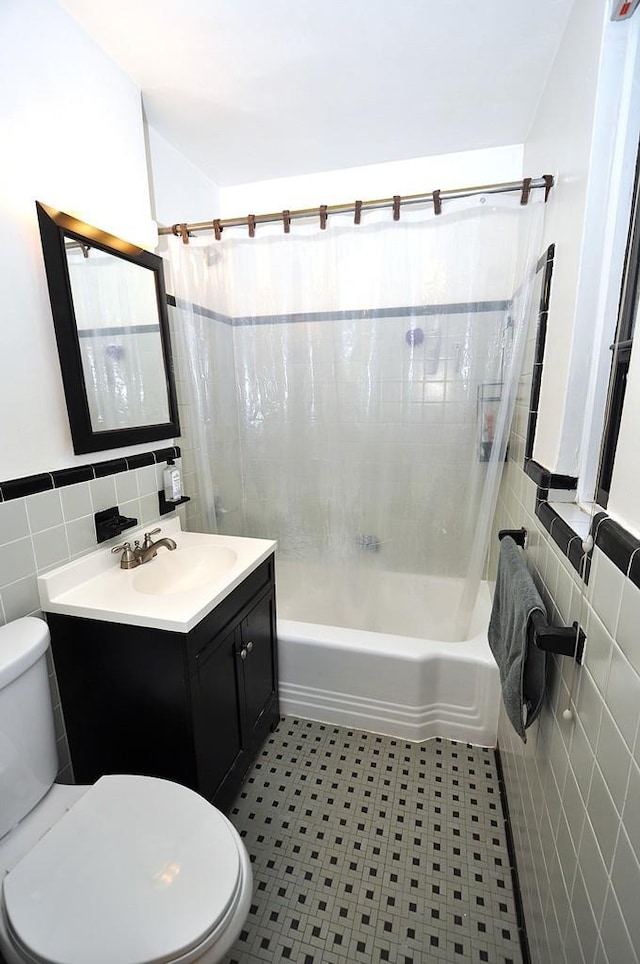 142 Garth Rd Unit 1A, Scarsdale, NY 10583 - full bath featuring tile walls, toilet, shower / bath combination with curtain, vanity, and tile patterned floors