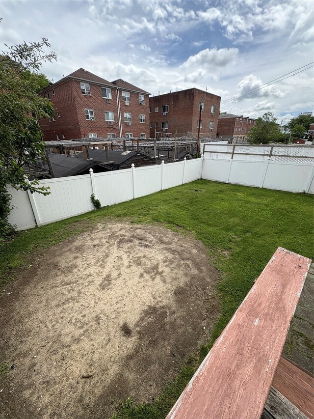 840 Hollywood Ave, Bronx, NY 10465 - view of yard