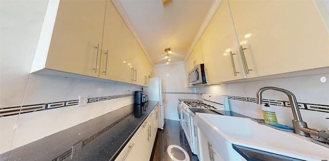 9410 64th Rd Unit B6, Rego Park, NY 11374 - laundry area featuring a sink