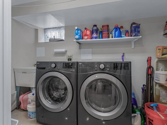 18 Ashland Ave, New Hyde Park, NY 11040 - laundry area featuring washing machine and clothes dryer