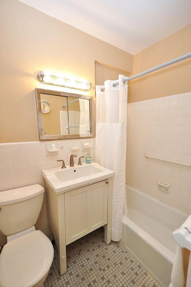 230 Garth Rd Unit 6C1, Scarsdale, NY 10583 - bathroom featuring shower / bath combo with shower curtain, toilet, vanity, tile walls, and tile patterned floors