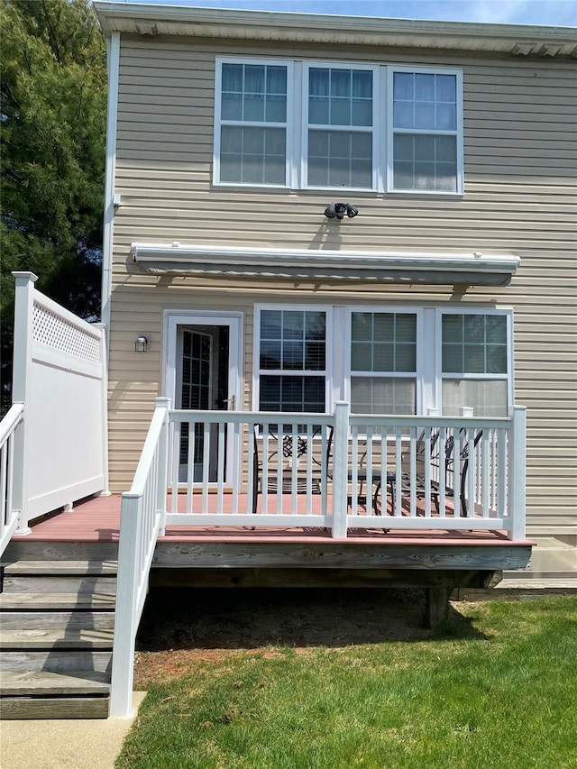 28 Torrey Pine Ln, Bay Shore, NY 11706 - back of house with a deck