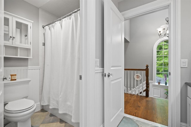 383 Illington Rd, Ossining, NY 10562 - full bath featuring a wainscoted wall, a shower with curtain, and a chandelier