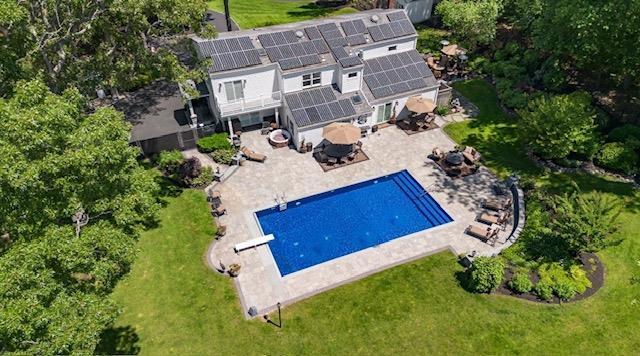10 Woods Edge Ct, Hauppauge, NY 11788 - view of subject property featuring a pool