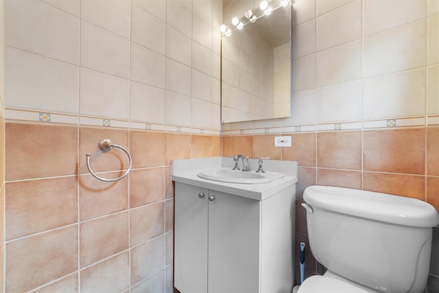 336 Mile Square Rd, Yonkers, NY 10701 - bathroom featuring tile walls, toilet, vanity, and backsplash