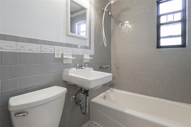 67-09 136th St Unit B, Kew Garden Hills, NY 11367 - bathroom with washtub / shower combination and tile walls