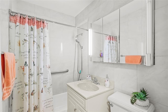 230 Garth Rd Unit 1A1, Scarsdale, NY 10583 - full bath with vanity, shower / bath combo with shower curtain, toilet, and tile walls