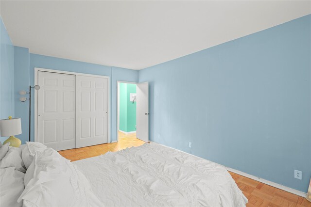 230 Garth Rd Unit 1A1, Scarsdale, NY 10583 - bedroom with a closet and baseboards
