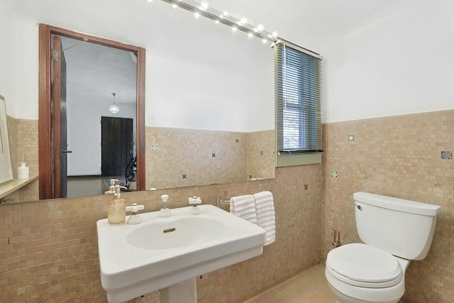 286 Lyncroft Rd, New Rochelle, NY 10804 - bathroom with tile walls and wainscoting