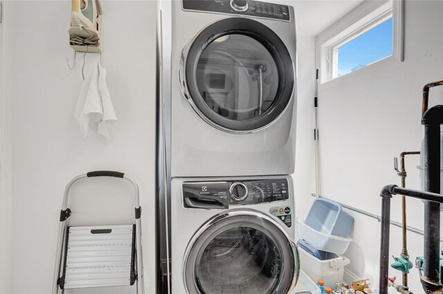 62 Woodhail St, Lido Beach, NY 11561 - laundry room with estacked washer and dryer
