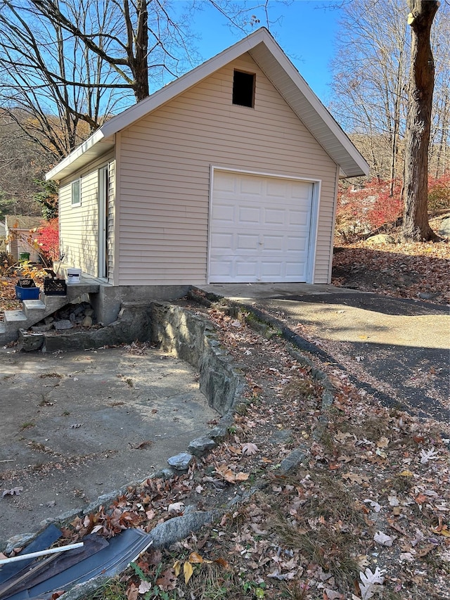 11 Fox Holw, Hillburn, NY 10931 - detached garage featuring driveway